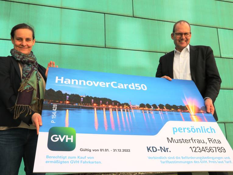 Zwei Personen halten ein Plakat auf dem HannoverCard50 steht